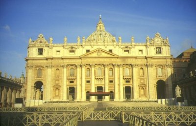 La Basilica di
San Pietro a Roma
(26442 bytes)
